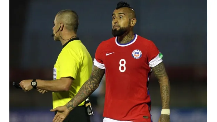 Arturo Vidal no puede creer lo mal árbitro que es Eber Aquino
