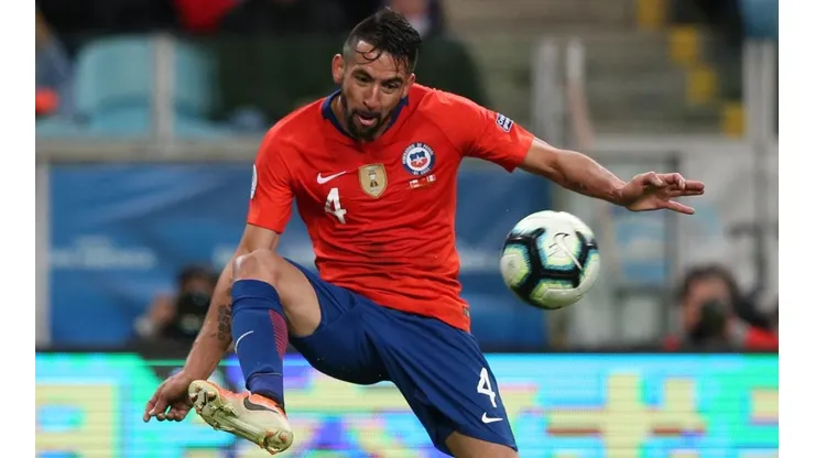 Mauricio Isla ya trabaja con la Roja y asoma como titular para el partido ante Colombia.