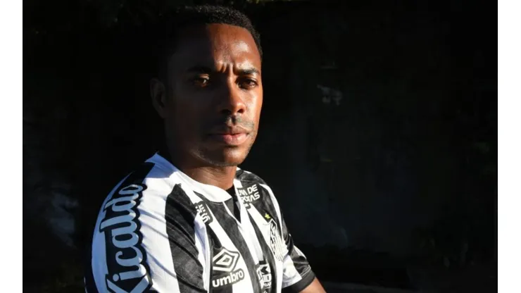 Robinho vuelve a lucir la camiseta de Santos.