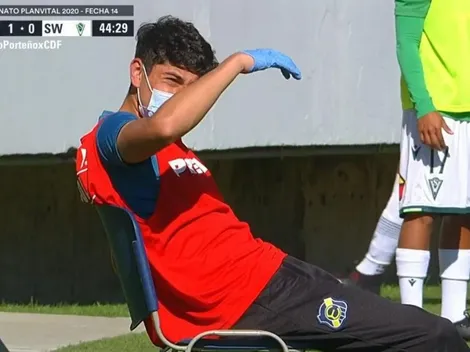 Pasapelotas de Everton hace tiempo... sentado en una silla