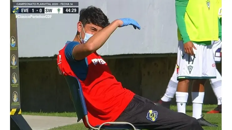 El relajado pasapelotas del Everton-Wanderers, sentado en su silla.