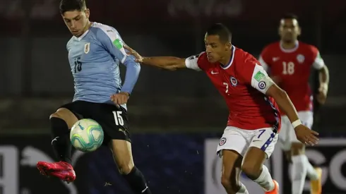 Federico Valverde ante Alexis Sánchez