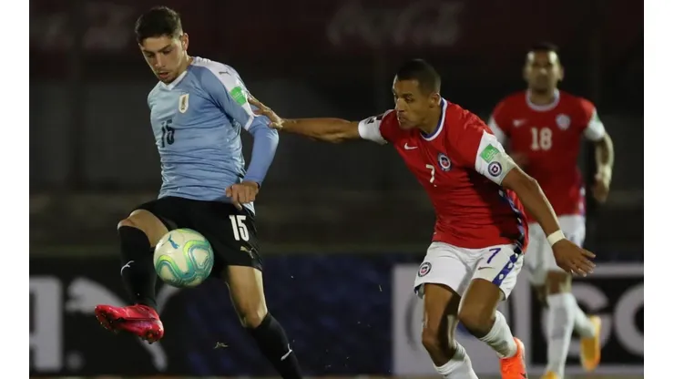 Federico Valverde ante Alexis Sánchez