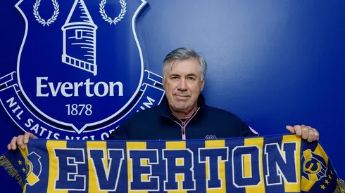 Ancelotti posó con los colores del Everton ruletero