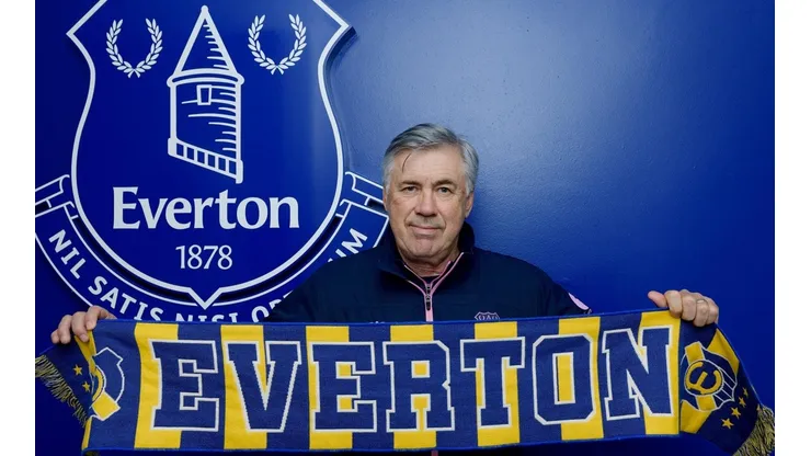 Ancelotti posó con los colores del Everton ruletero