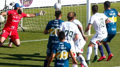 La pelota en el arco de Everton que marcó el 2-2 final ante Santiago Wanderers.