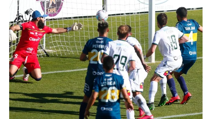 La pelota en el arco de Everton que marcó el 2-2 final ante Santiago Wanderers.