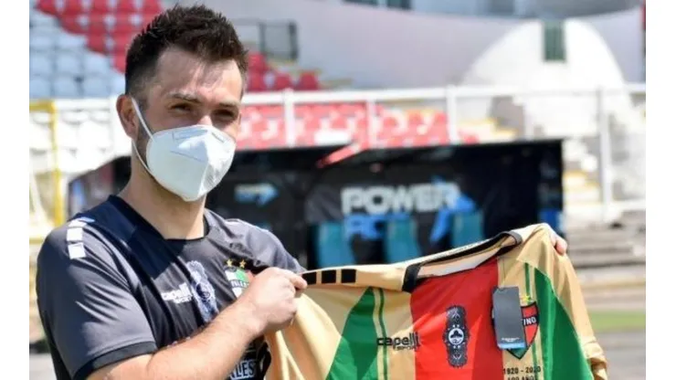 Carlos Villanueva con la camiseta de Palestino