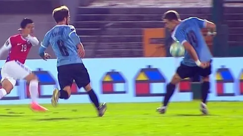 Sebastián Coates detiene el balón con la mano. Lo vio todo el mundo, menos el VAR y el árbitro Éber Aquino. Un robo en las Eliminatorias para el Mundial de Qatar 2022