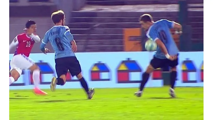 Sebastián Coates detiene el balón con la mano. Lo vio todo el mundo, menos el VAR y el árbitro Éber Aquino. Un robo en las Eliminatorias para el Mundial de Qatar 2022