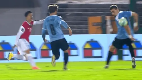 Eber Aquino no cobró un claro penal para Chile contra Uruguay.