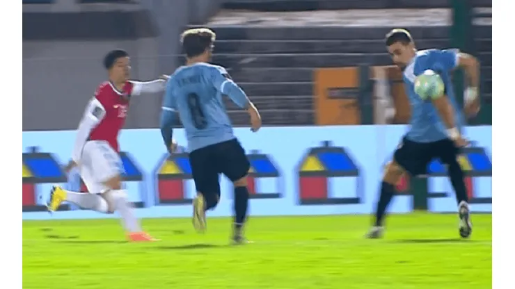 Eber Aquino no cobró un claro penal para Chile contra Uruguay.