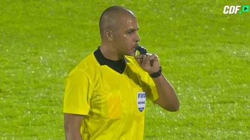 El árbitro Eber Aquino decidió no sancionar un clarísimo penal de Uruguay ante Chile.