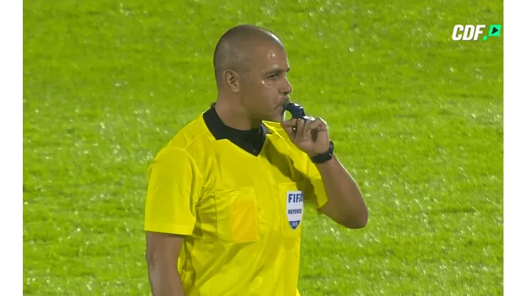 El árbitro Eber Aquino decidió no sancionar un clarísimo penal de Uruguay ante Chile.