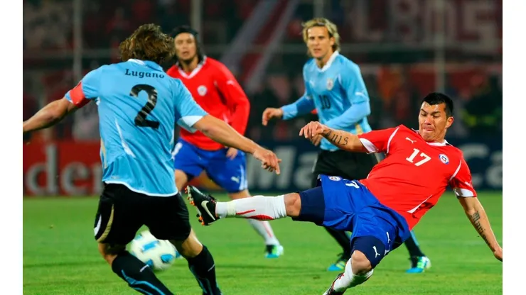 Diego Lugano ante Gary Medel