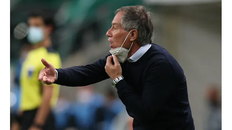 Reinaldo Rueda habría citado a sólo dos jugadores de la UC por decisión técnica, no por un supuesto pacto con el club.