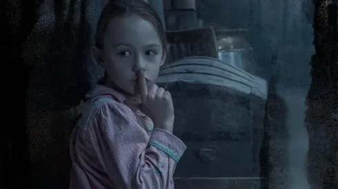 Amelie Bea Smith tiene unos momentos espeluznantes en "La Maldición de Bly Manor".