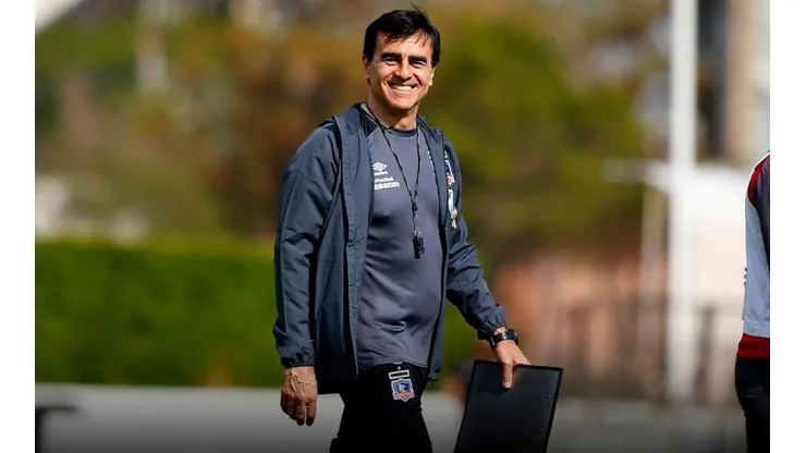 Gustavo Quinteros es pura confianza pese a la crisis de Colo Colo, mismo equipo que decidió tomar para enderezarlo.