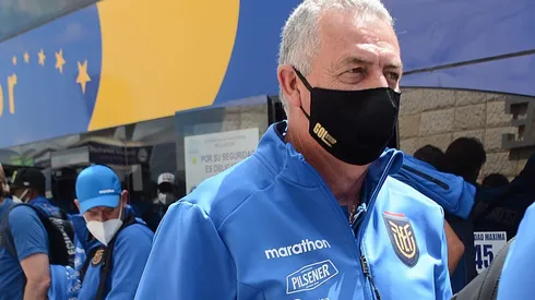 Gustavo Alfaro rumbo a Buenos Aires para medirse ante Argentina