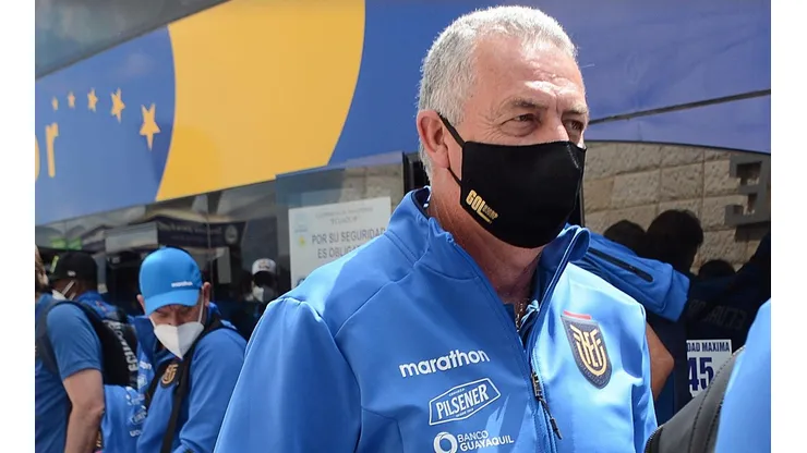 Gustavo Alfaro rumbo a Buenos Aires para medirse ante Argentina