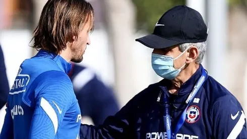 Reinaldo Rueda junto a José Pedro Fuenzalida en la previa del duelo con Uruguay