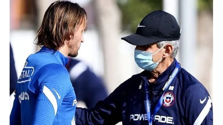 Reinaldo Rueda junto a José Pedro Fuenzalida en la previa del duelo con Uruguay