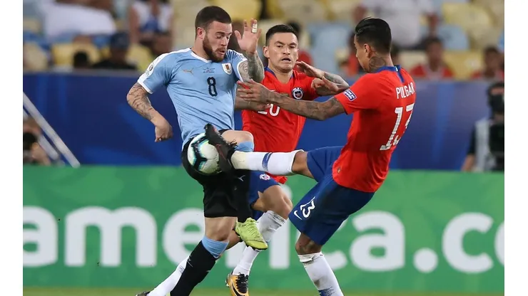 Nahitán Nandez ante Chile en la Copa América Brasil 2019