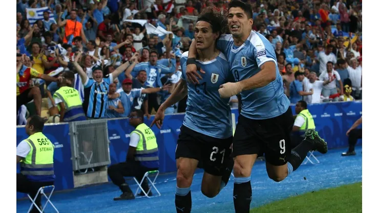 Edinson Cavani junto a Luis Suárez festejan ante Chile en Copa América 2019
