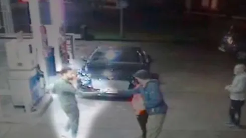 El jugador de Liverpool no dudó en ir en auxilio de un indigente que estaba siendo acosado.