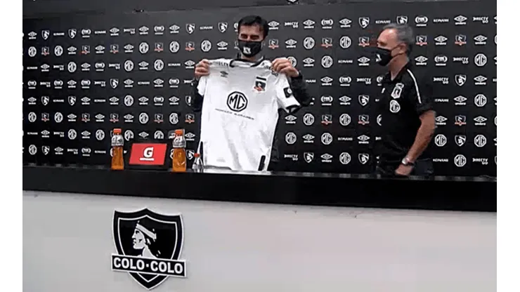 Gustavo Quinteros fue presentado como nuevo DT de Colo Colo.