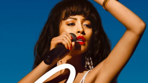 Christian Serranos como Selena en el afiche de la serie de Netflix.