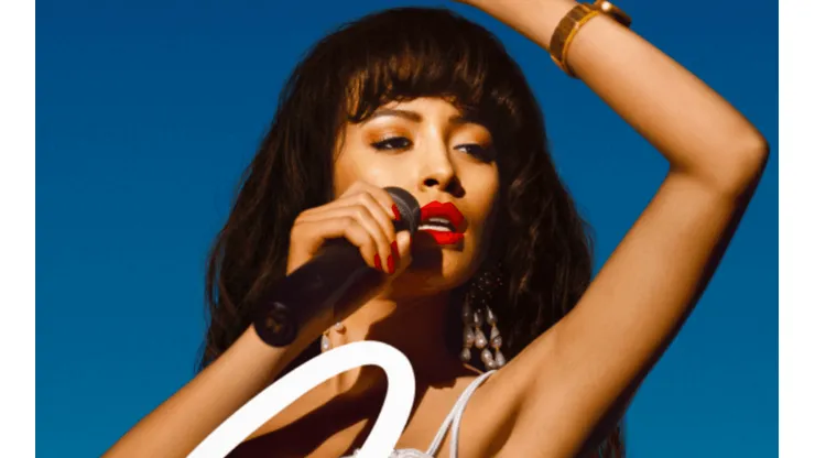 Christian Serranos como Selena en el afiche de la serie de Netflix.