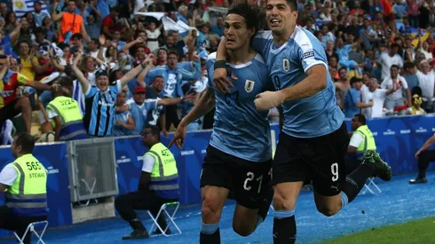Luis Suárez festeja junto a Edinson Cavani ante Chile en la Copa América 2019