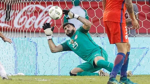 Johnny Herrera atajó ante Colombia en las eliminatorias pasadas y hoy verá desde la distancia los nuevos desafíos de Chile.