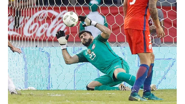 Johnny Herrera atajó ante Colombia en las eliminatorias pasadas y hoy verá desde la distancia los nuevos desafíos de Chile.