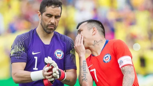 Claudio Bravo y Gary Medel lideran el amplio contingente de bajas que tiene la selección chilena para el inicio de las Eliminatorias Qatar 2022