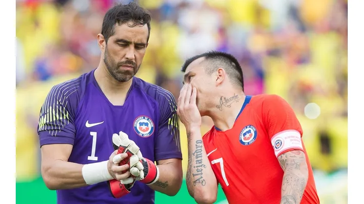 Claudio Bravo y Gary Medel lideran el amplio contingente de bajas que tiene la selección chilena para el inicio de las Eliminatorias Qatar 2022