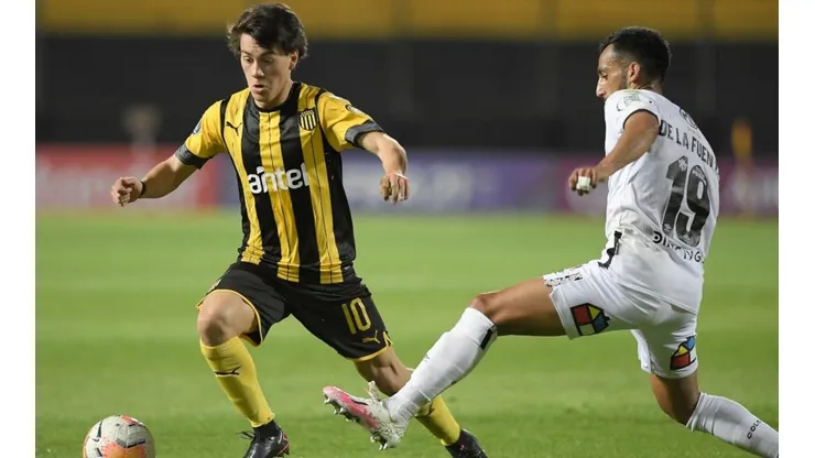 Facundo Pellistri ante Colo Colo por la Copa Libertadores. Ahora firmó en el Manchester United.