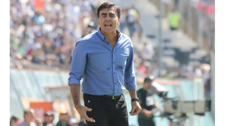 Gustavo Quinteros será presentado este martes, dirigirá su primera práctica y el viernes su primer partido en Colo Colo.