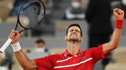 Nole celebra su paso a cuartos de Roland Garros
