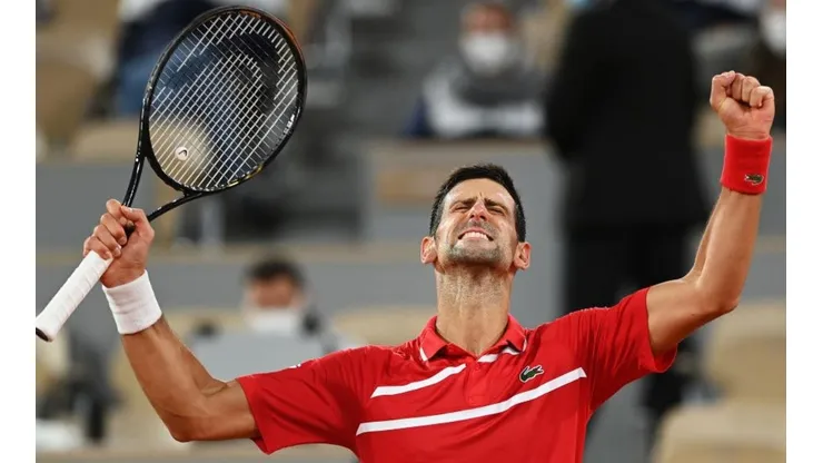Nole celebra su paso a cuartos de Roland Garros