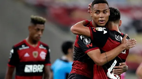 Mauricio Isla se abraza con sus compañeros