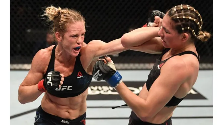 Holm destrozó a Aldana en la estelar del UFC Fight Island 4