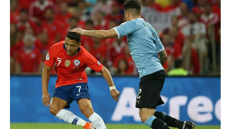 Alexis Sánchez ante Juanma Giménez en la Copa América 2019