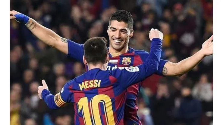 Luis Suárez se abraza con Lionel Messi en el Barcelona