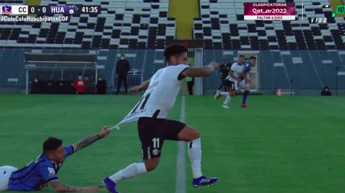 César Valenzuela se ganó amarilla por la forma poco decorosa en que intentó detener un avance de Bolados.