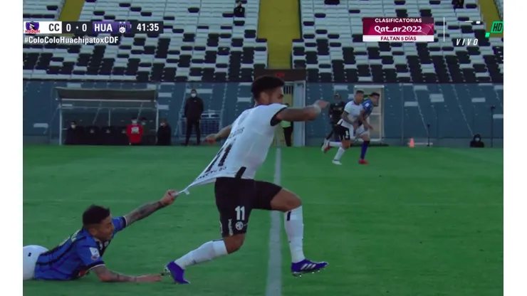 César Valenzuela se ganó amarilla por la forma poco decorosa en que intentó detener un avance de Bolados.