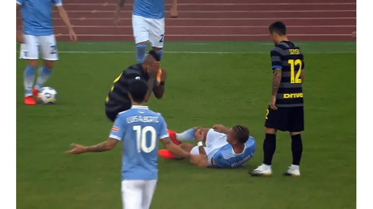 El manotazo de Immobile a Arturo Vidal.