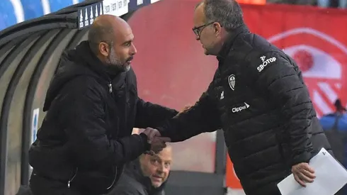 Marcelo Bielsa saludando a Pep Guardiola antes del partido