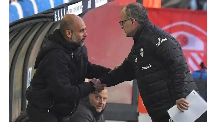 Marcelo Bielsa saludando a Pep Guardiola antes del partido